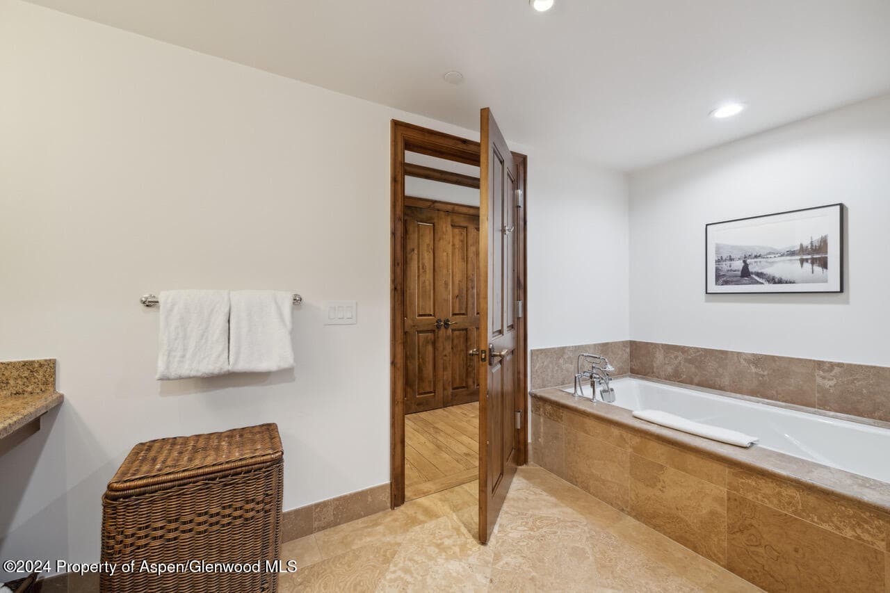 415 E Dean St, Unit 45, Week 12, Aspen, CO 81611 - Photo 25